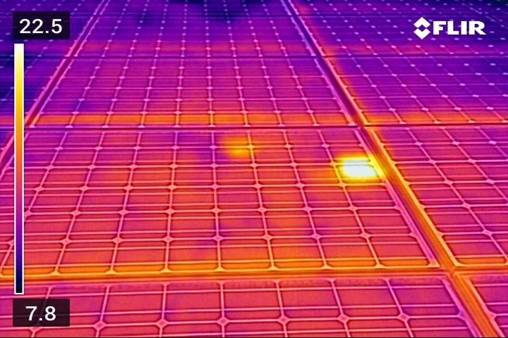 サーモカメラで太陽光パネルを写した画像