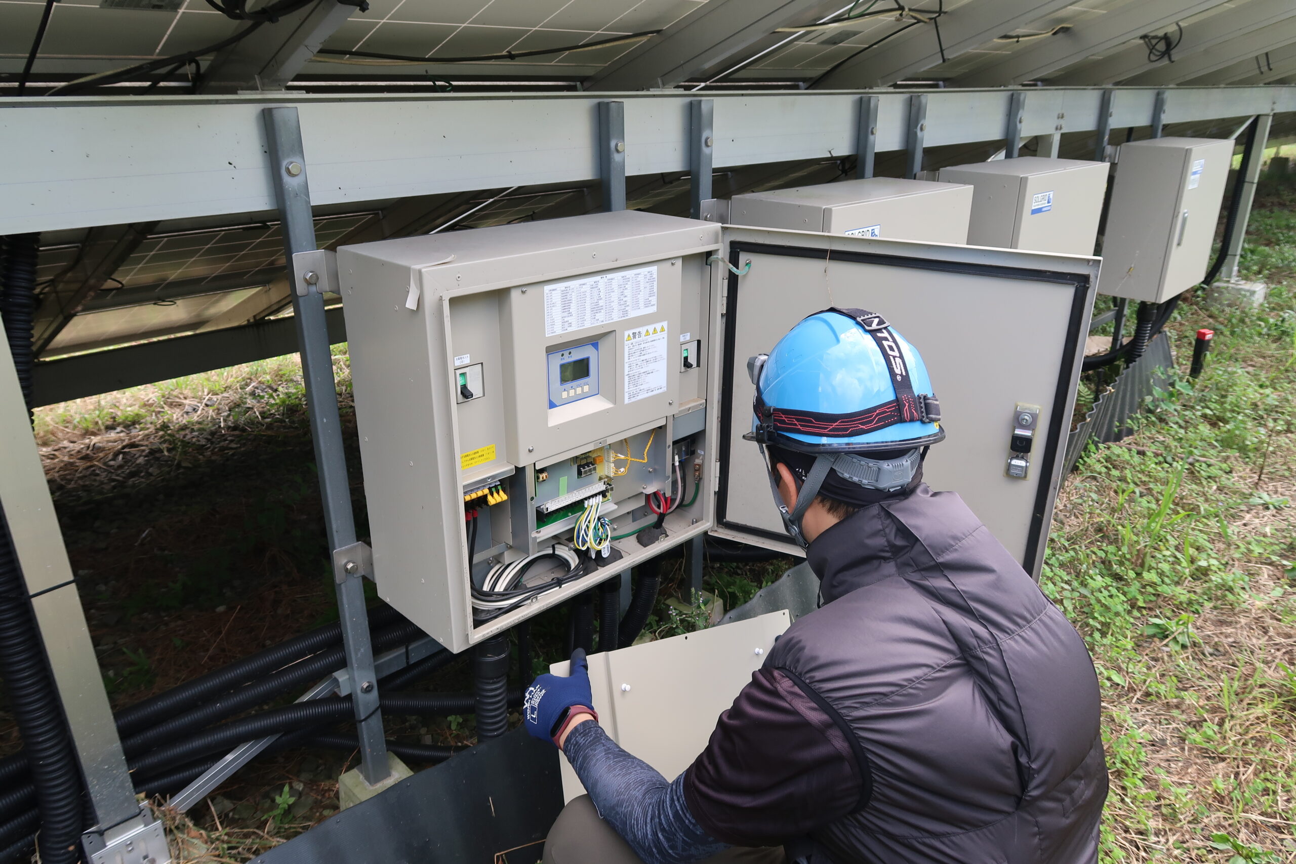低圧太陽光発電設備のPCS交換作業