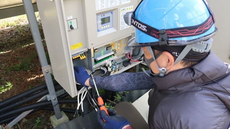 太陽光発電施設内のPCSをメンテナンスしている様子の画像