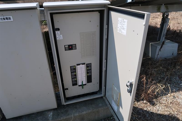 太陽光発電施設における直流集電箱の画像