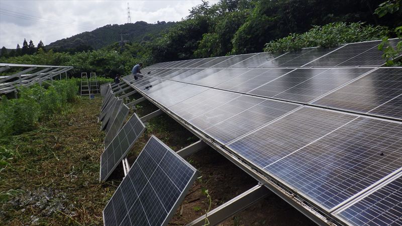 太陽光パネルの取り外している様子の画像